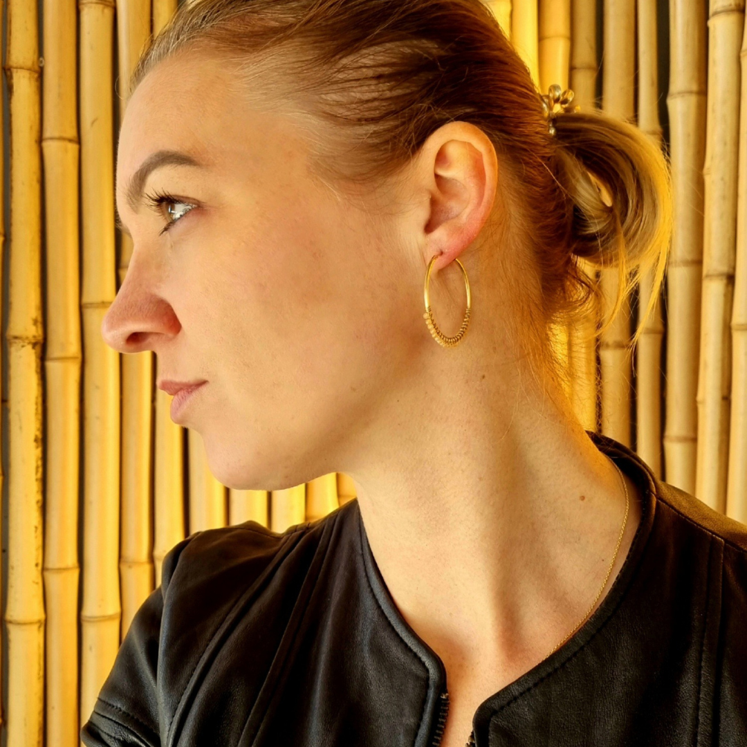 Vergulde zilveren hoop oorbellen met oranje maansteen