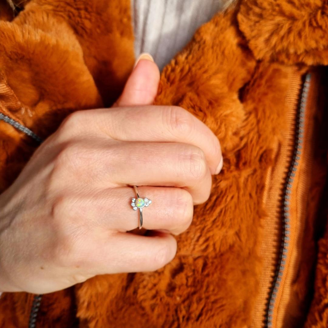 Roca de Piña- Catalina Opal Ring - rhodium plated 925 sterling silver - Welo Opal - White zirconia
