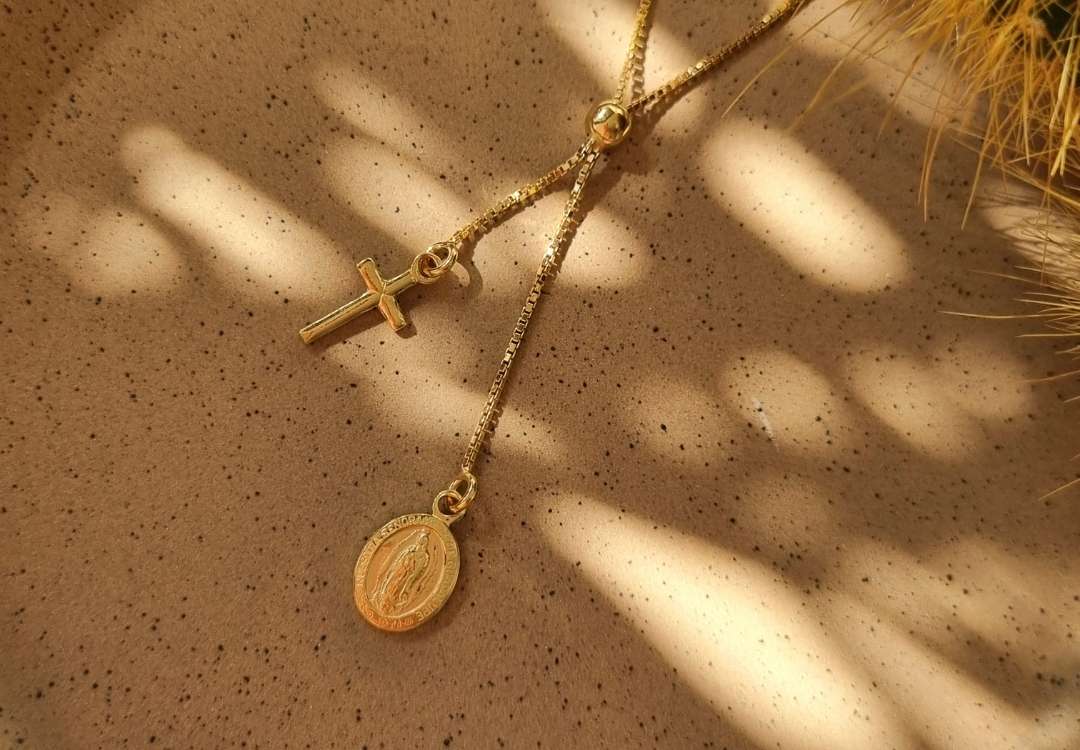Gouden ketting met kruisje christelijk voor vrouw