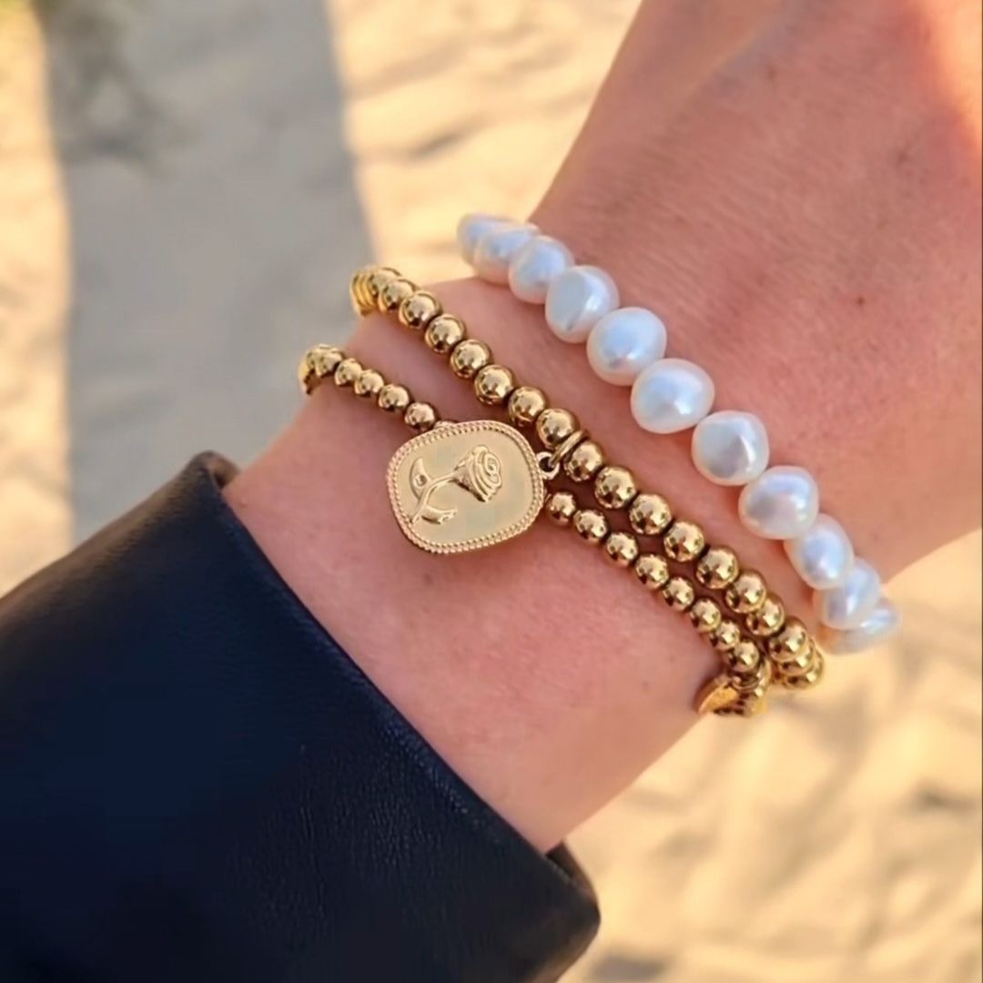 Armbandje set vrouw - goudkleurige bolletjesarmband en parelarmband kopen 