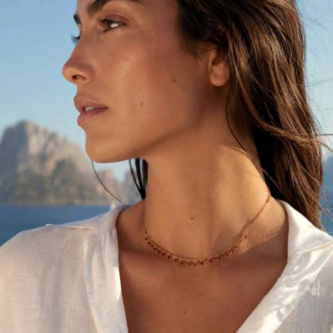 Gouden ketting met rode steentjes