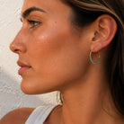 Gouden oorbellen hoops met blauwe steentjes