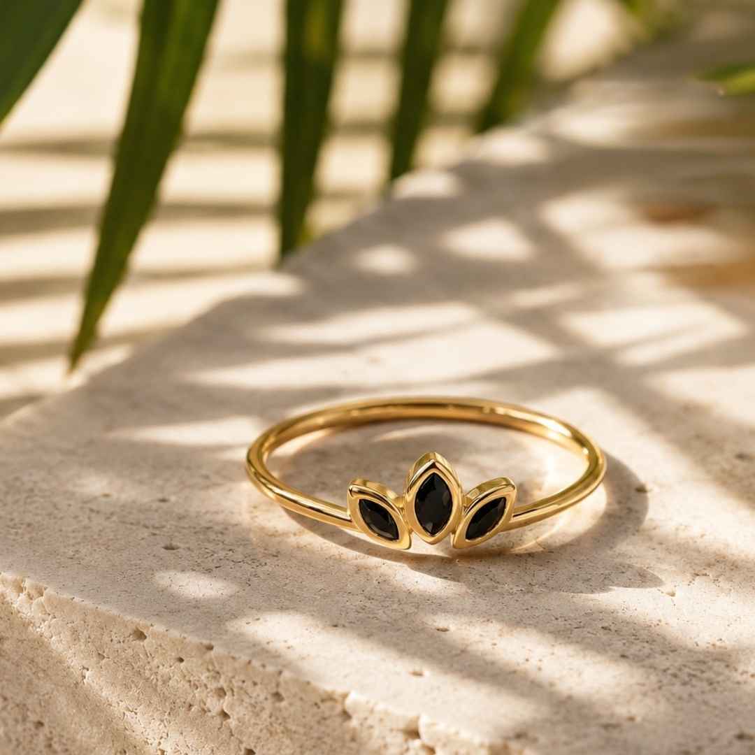 Gouden ring dames met zwarte steentjes