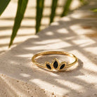 Gouden ring dames met zwarte steentjes