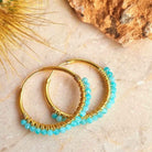 Gouden hoop oorbellen met turquoise blauwe steentjes amazoniet