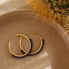 Gouden hoop oorbellen met zwarte steentjes spinel