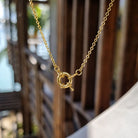 Gouden ketting met veerslot boeisluiting vrouw