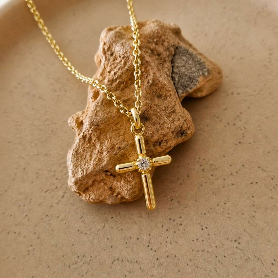 Gouden kruisje ketting met steentje van goldfilled brass