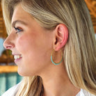 Gouden oorbellen hoops met blauwe steentjes amazoniet