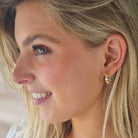 Gouden oorbellen met steentjes - bezel creolen