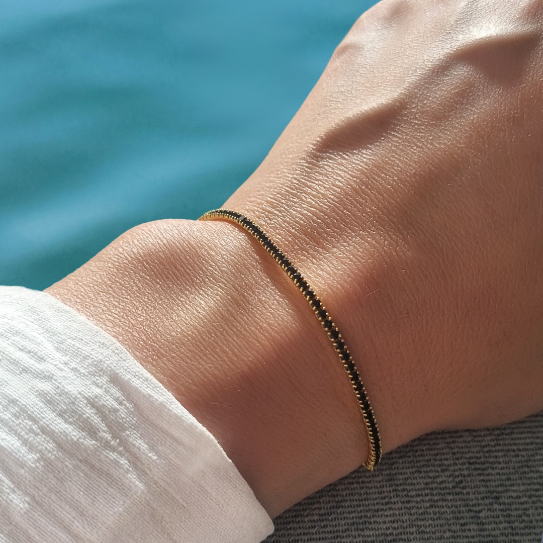 Gouden tennisarmband vrouw zwarte steentjes van goldplated zilver