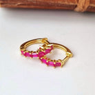 Huggie oorbellen goudkleurig fuchsia roze steentjes.jpg