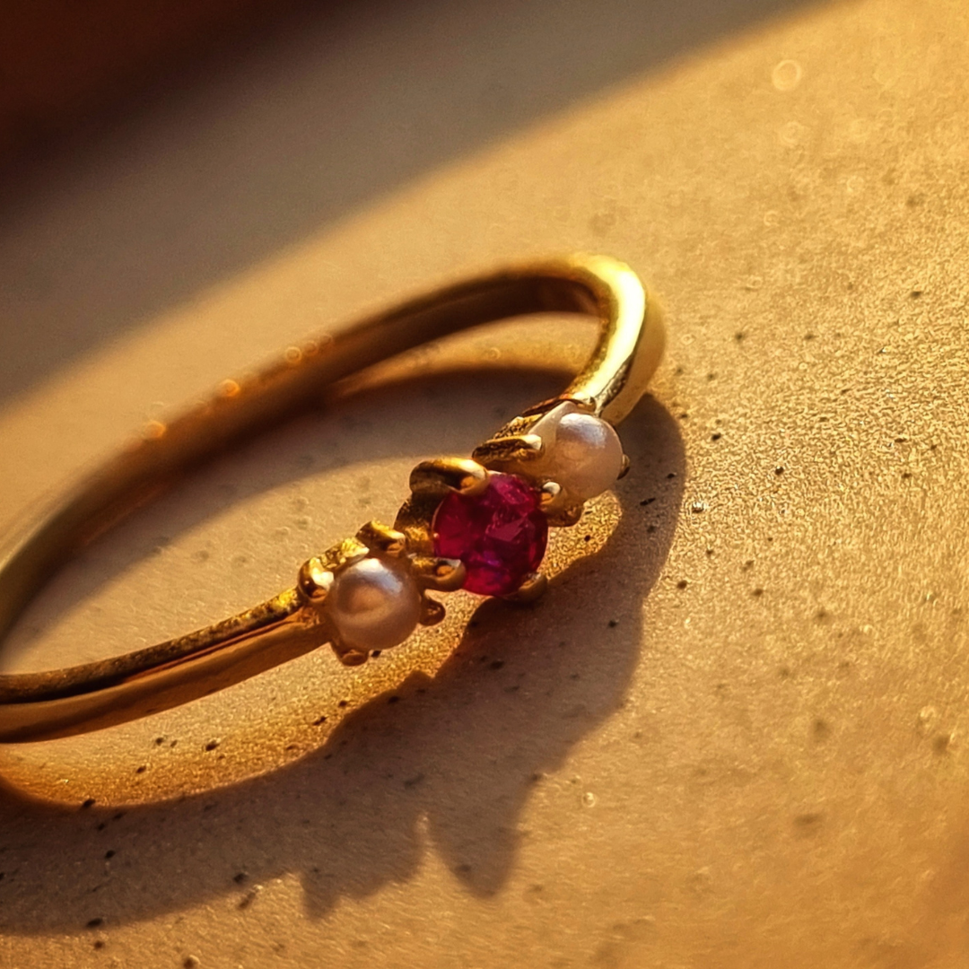 Roca de Piña - Mila nova ring - goldplated 925 sterling silver - ruby zirconia white pearls 