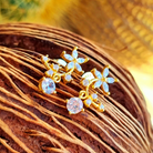 Roca de Piña - Amaranta earrings - goldplated 925 sterling silver - white zirconia- flower