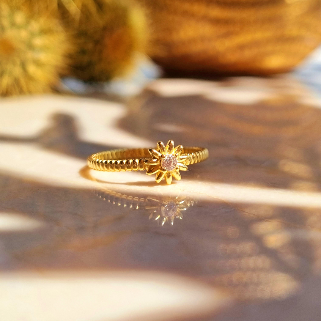 Roca de Piña - Kealani ring -goldplated 925 sterling silver, white zirconia - sun ring 