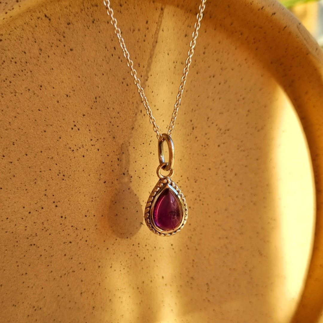 Roca de Piña- Sansa necklace rhodium plated 925 sterling silver, chaarm amethyst gemstone, ketting zilver edelsteen