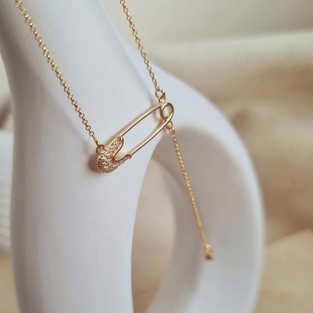 Veiligheidsspeld ketting met hanger en steentjes - dames kettinkje goud kleur safety pin goldfilled