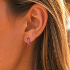 Zilver huggie oorbellen met steentjes roze