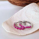 Zilveren oorbellen met roze steentjes huggie hoops