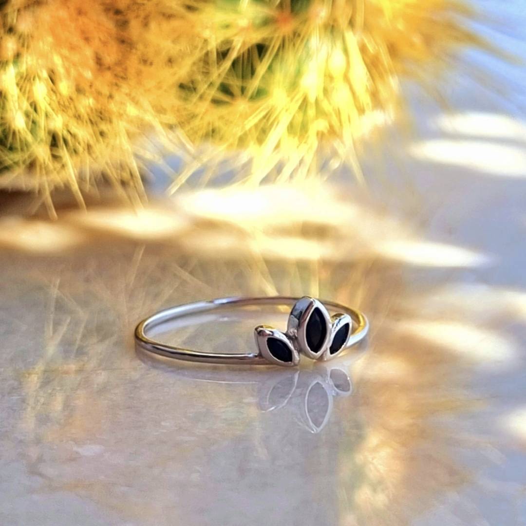 Zilveren ring met zwarte steentjes