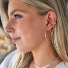 Zilveren earcuff met circkel ontwerp