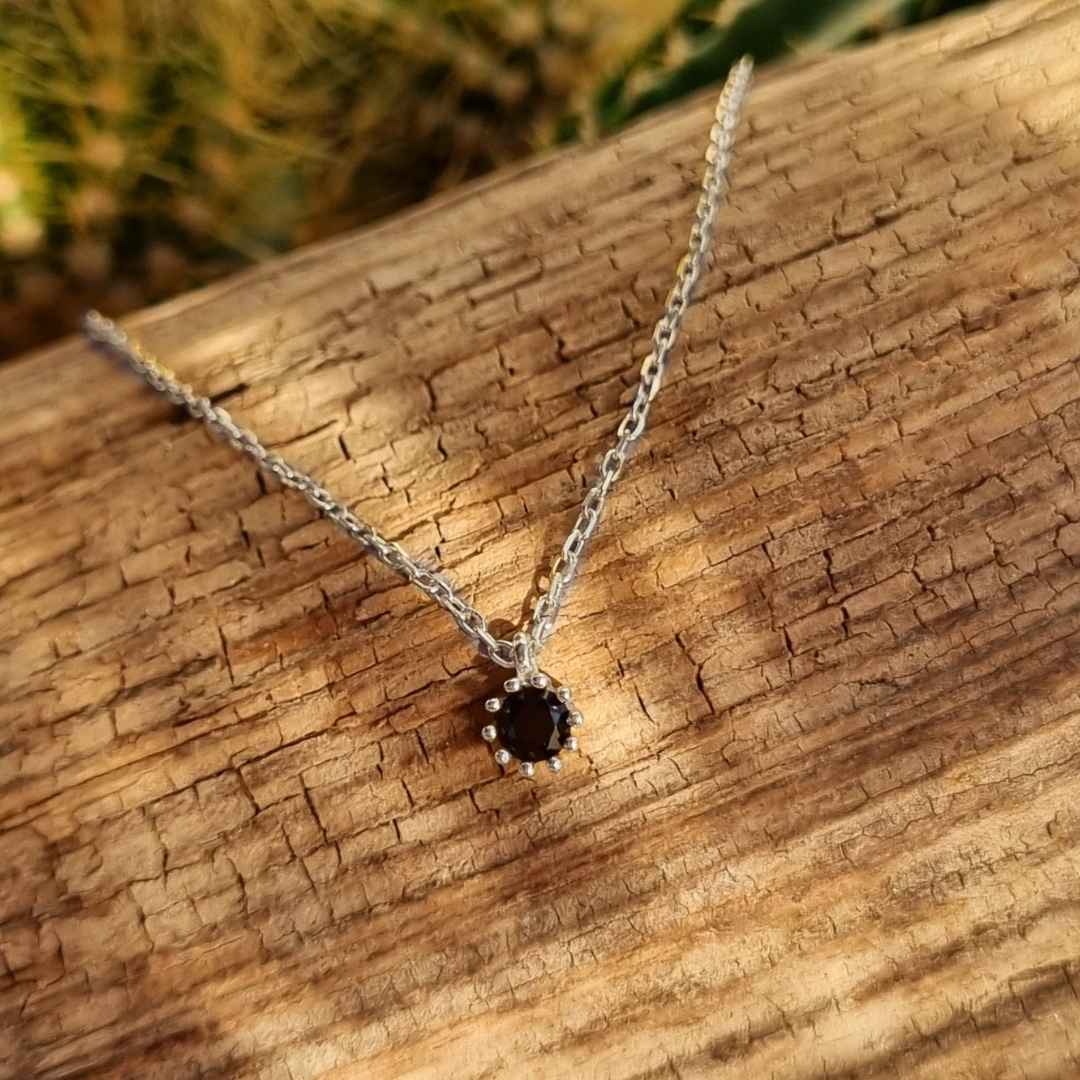 Zilveren ketting met hanger en zwarte steen Hanna