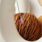 Zilveren ketting met roze steen hanger.jpg