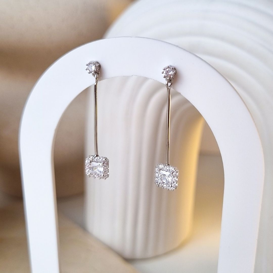 Zilveren oorbellen met hanger en steentjes vierkant