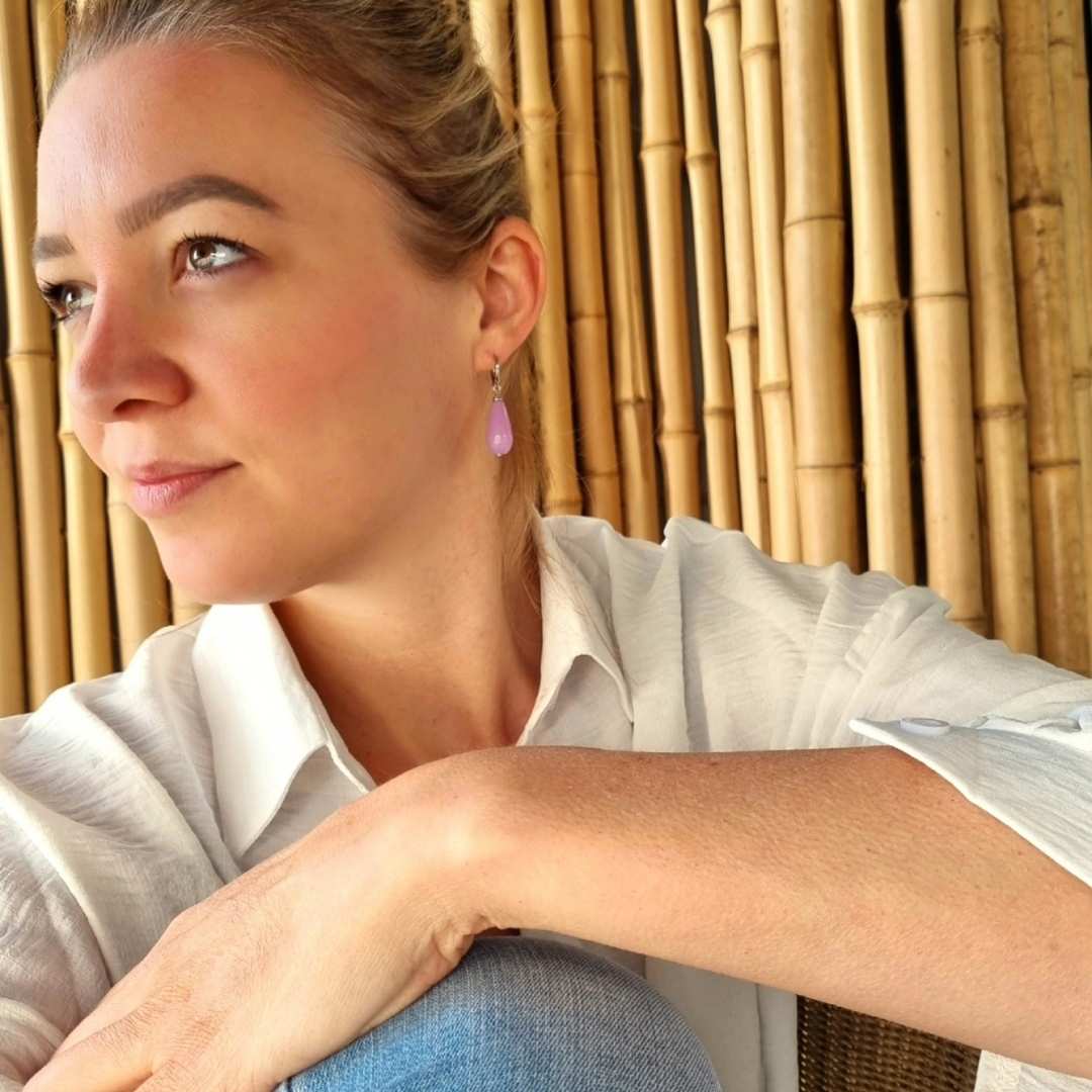 Zilveren oorbellen met edelsteen hanger in paarse kleur - foto model met oorbellen