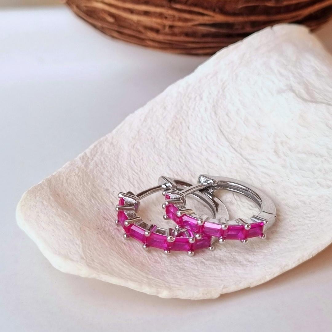 Zilveren oorbellen met roze steentjes huggie hoops