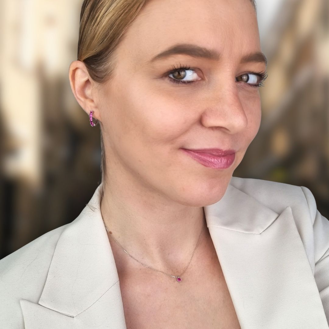 Zilveren oorbellen met roze steentjes huggie hoops model