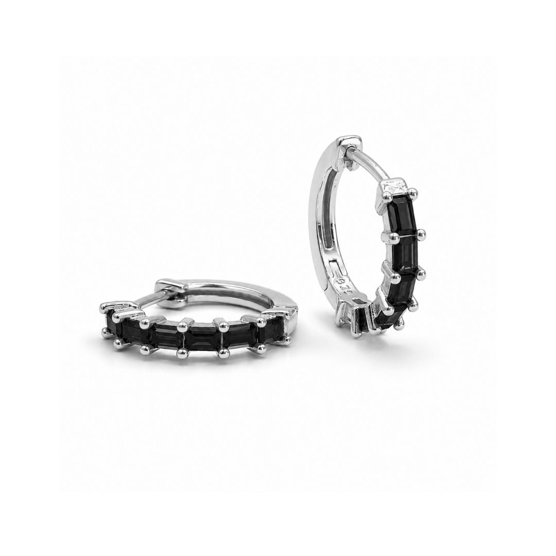 Zilver oorringen met zwarte zirkonia steentjes baguette