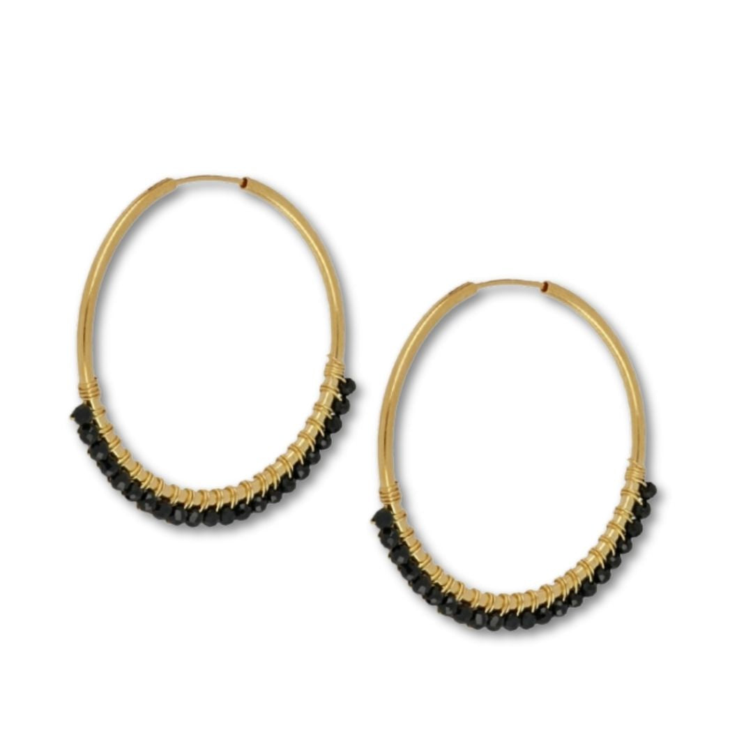 Gouden hoop oorbellen met zwarte steentjes spinel van verguld zilver